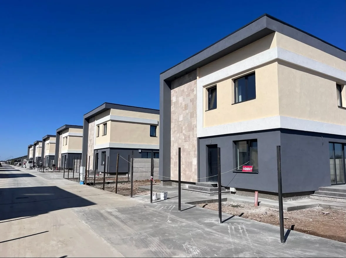 Completed housing row with anthracite-toned frames